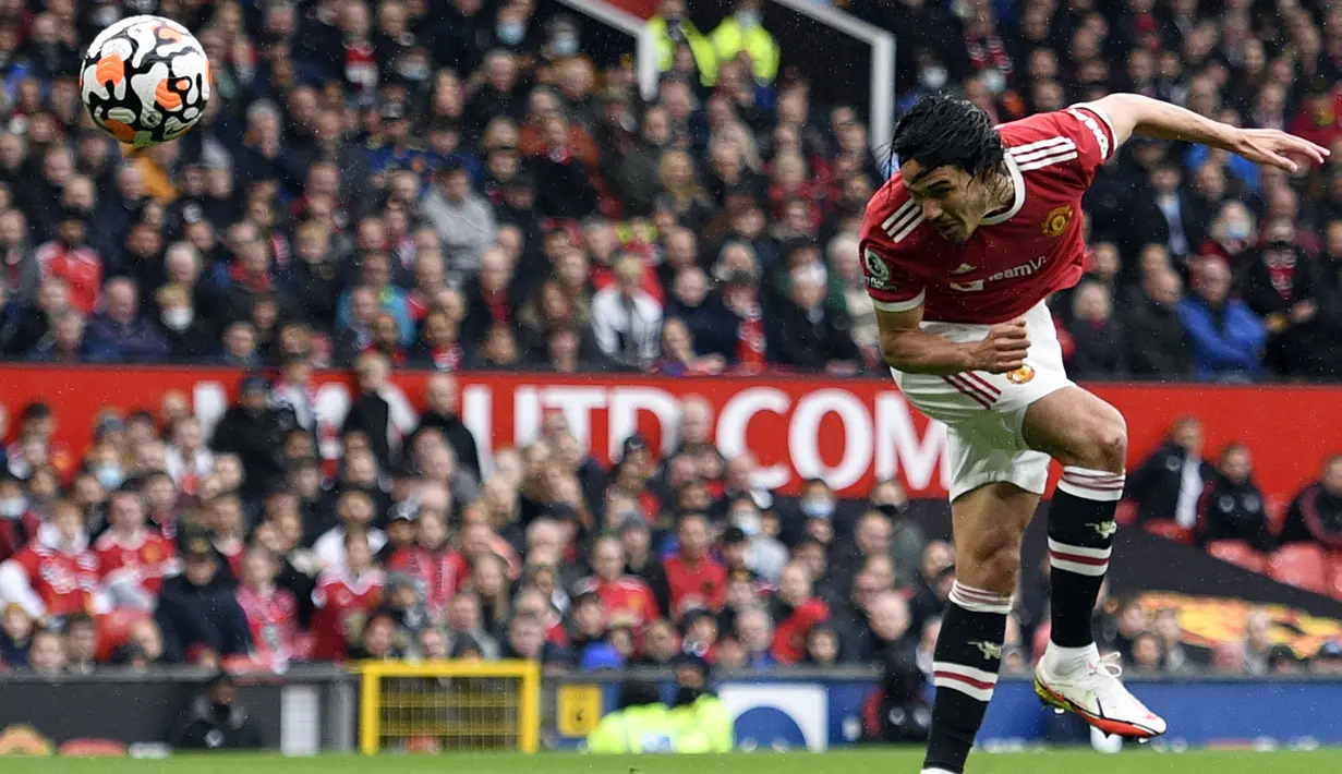 Pada menit ke-21 Edinson Cavani hampir membuat Manchester United unggul. Sundulannya usai memanfaatkan umpan Bruno Fernandes masih dapat ditepis kiper Everton, Jordan Pickford. (AFP/Oli Scarff)