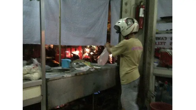 Potret 6 Kelakuan Ayah Saat Gantikan Ibu Memasak Ini Kocak