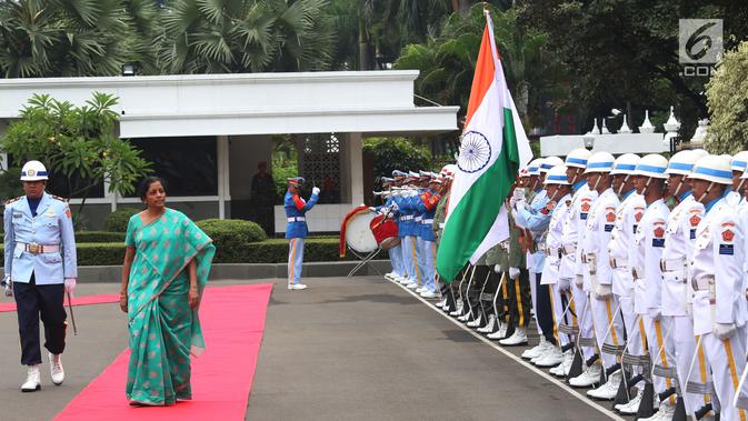 Menteri Pertahanan India, Nirmala Sitharaman berjalan  saat tiba di Kantor Kementerian Pertahanan, Jakarta Pusat, Selasa (23/10). Kunjungan Menhan India Tersebut untuk mempererat kerja sama bidang keamanan kedua negara. (Lipuann6.com/Angga Yuniar)