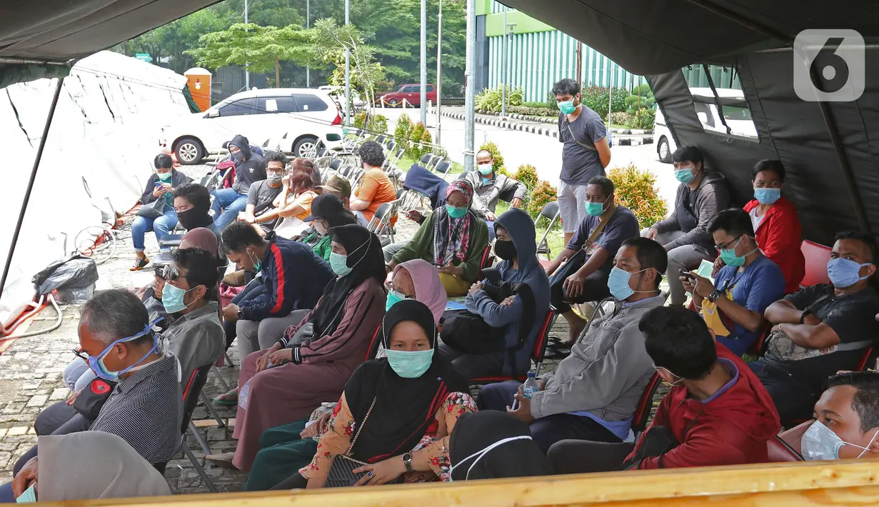 Sejumlah warga menunggu untuk mengikuti pemeriksaan mandiri virus corona COVID-19 di rumah sakit rujukan RSUD Pasar Minggu, Jakarta Selatan, Kamis (26/3/2019). Pemeriksaan diikuti oleh Orang Dalam Pemantauan (ODP), Pasien Dalam Pengawasan (PDP), dan suspect. (Liputan6.com/Herman Zakharia)