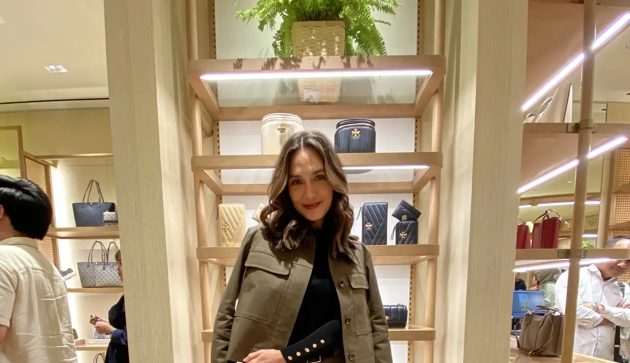 Lalu ada Luna Maya yang mengenakan setelan warna hijau army, dari atasan blazer dipadukan inner lengan panjang hitam dan mini skirt dan belt hitam buckle emasnya.  [Anisha Saktian]