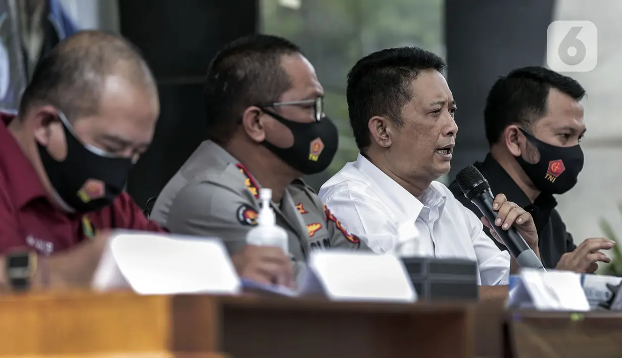 Ditreskrimum Polda Metro Jaya Kombes Pol Tubagus Ade Hidayat menyampaikan keterangan kasus meninggalnya editor Metro TV Yodi Prabowo di Polda Metro Jaya, Sabtu (25/7/2020). Yodi Prabowo diduga kuat bunuh diri. (Liputan6.com/Johan Tallo)