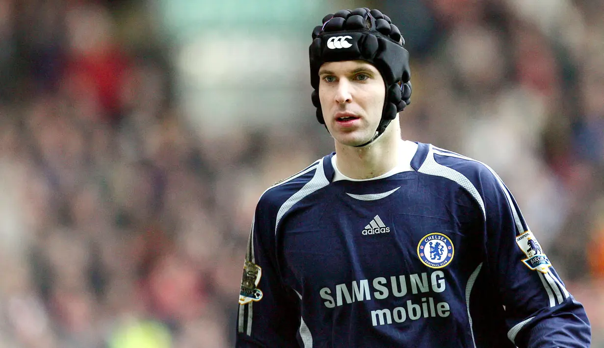 Petr Cech (Helm Rugby) - Kiper Legendaris Chelsea ini selalu memakai helm rugby saat bertanding. Pria asal Republik Ceko ini memakainya karena pernah mendapatkan cedera parah di bagian kepala. (Foto:AFP/Adrian Dennis)