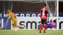 Bhayangkara keluar sebagai tim mampu mencetak gol terlebih dahulu di laga ini. Bek Anderson Salles tampil sebagai eksekutor penalti dengan mengarahkan bola ke sisi kiri gawang Bali United di menit ke-18. (Bola.com/Bagaskara Lazuardi)