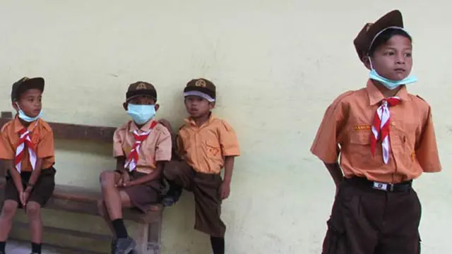 [VIDEO] Bocah Pengungsi Sinabung Tetap Semangat ke Sekolah