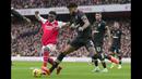 Pemain Bournemouth, Philip Billing (kanan) berebut bola dengan pemain Arsenal, Bukayo Saka pada laga pekan ke-26 Liga Inggris 2022/2023 yang berlangsung di Emirates Stadium, London, Sabtu (04/03/2023). (AP Photo/Kin Cheung)