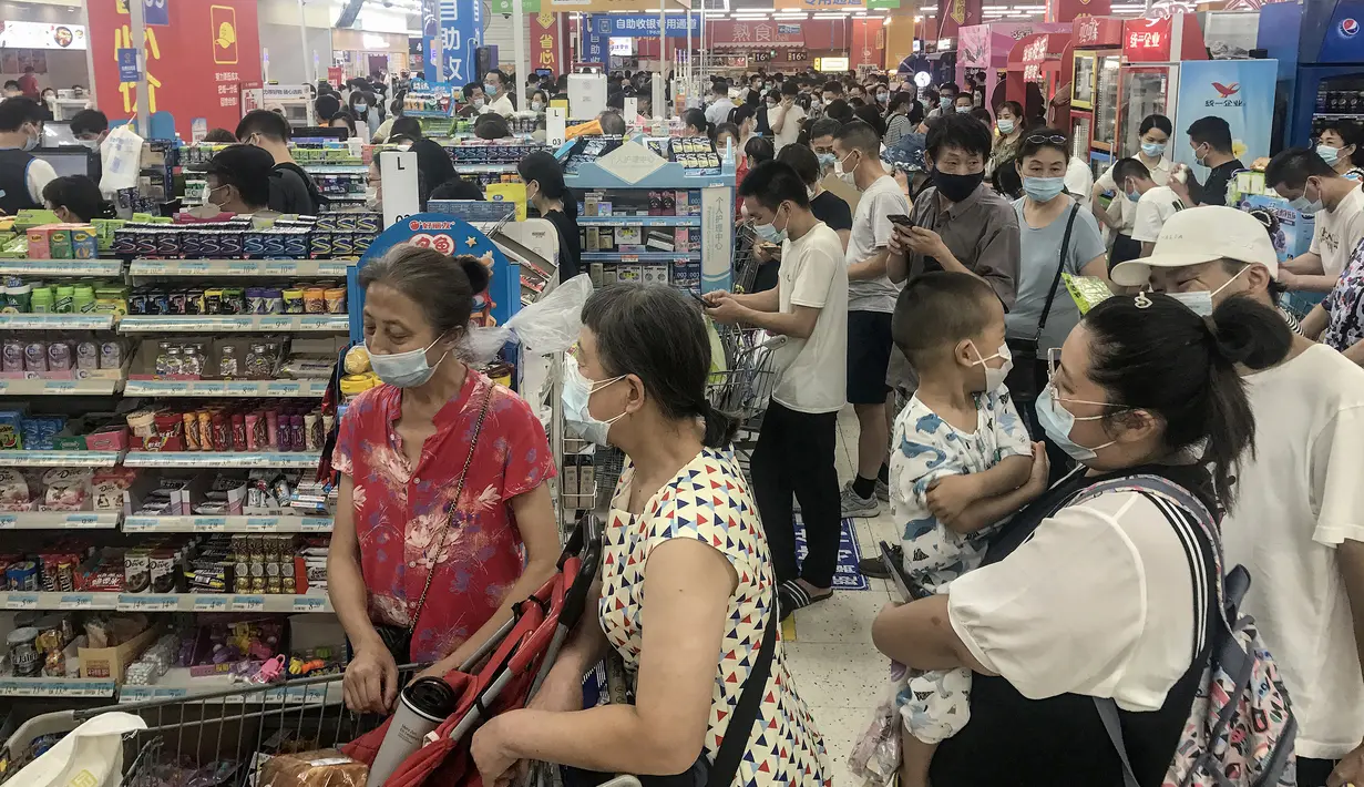 Foto pada 2 Agustus 2021 menunjukkan orang-orang membeli barang di supermarket di Wuhan, provinsi Hubei. Pihak berwenang di Wuhan akan melakukan tes COVID-19 terhadap seluruh penduduk, setelah kota di China Tengah ini melaporkan infeksi lokal pertamanya dalam lebih dari setahun. (STR / AFP)