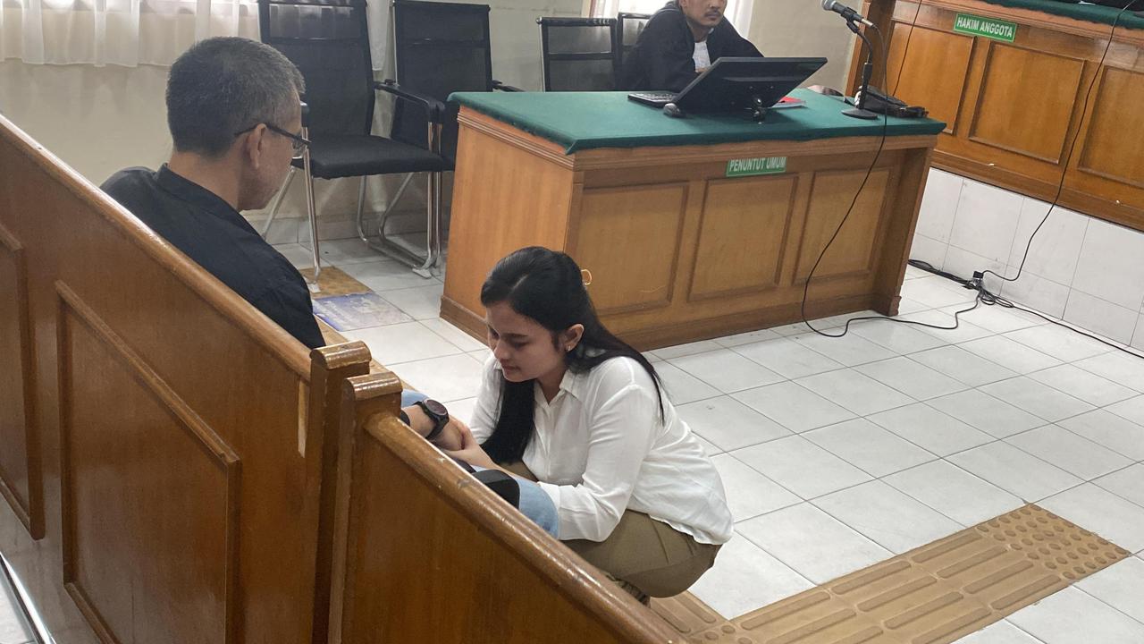 Di Persidangan, Marisa Putri Mahasiswi Tabrak IRT di Riau hingga Tewas Berlutut Minta Maaf ke Suami Korban