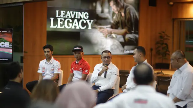 Eddy Saputra (Tengah)