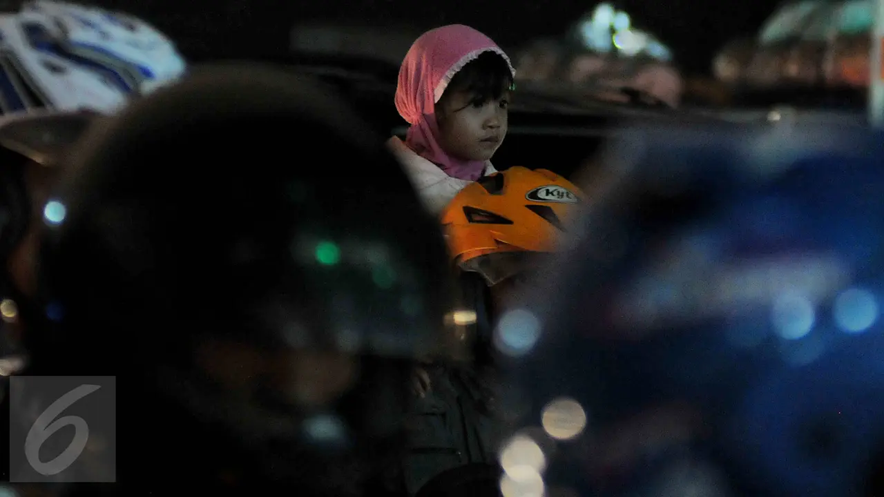 20150715-Pemudik Bermotor 'Bandel' Sertakan Bayi dan Anak Kecil-Banten 3