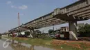 Suasana penyelesaian pembangunan proyek jalan tol Bekasi-Cawang-Kampung Melayu (Becakayu) di Kalimalang, Jakarta, Sabtu (27/6). Pengerjaan proyek tersebut dikebut untuk mengantisipasi kemacetan ketika musim mudik. (Liputan6.com/Johan Tallo)