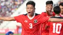 <p>Selebrasi bek Timnas Indonesia U-22, Ilham Rio Fahmi setelah terjadinya gol Marselino Ferdinan ke gawang Filipina pada laga pertama SEA Games 2023 di Olympic Stadium, Phnom Penh, Kamboja, Sabtu (29/4/2023). (Bola.com/Abdul Aziz)</p>