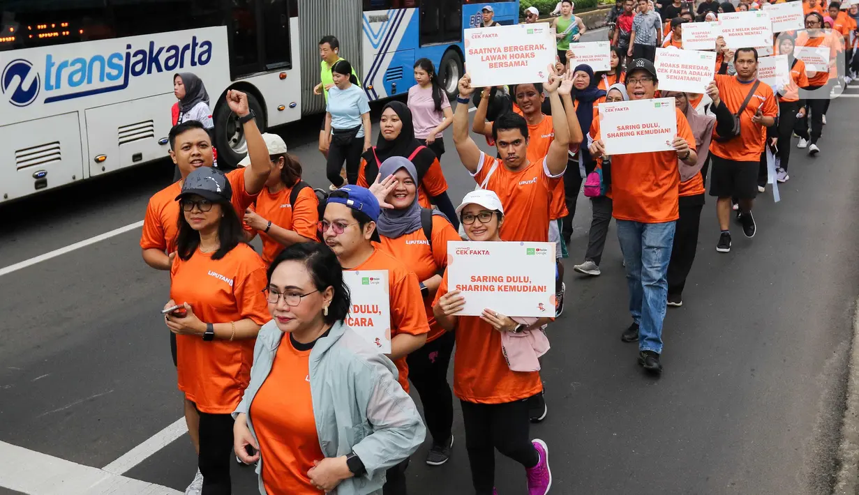 Selanjutnya, peserta fun walk bertema 'Jalan Sehat, Berantas Hoaks' mengitari Kawasan Bundaran Hotel Indonesia untuk selanjutnya kembali ke titik awal. (Liputan6.com/Herman Zakharia)