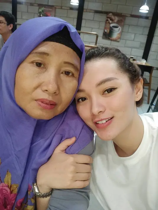 Terkait soal penampilannya yang glamor di atas panggung, Zaskia mengatakan kalau semua itu hanya tuntutan profesinya sebagai penyanyi dangdut yang hendak menghibur para penggemarnya. (Instagram/zaskia_gotix)