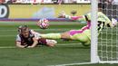 Gelandang West Ham United, James Ward-Prowse mencetak gol ke gawang Manchester City pada laga pekan kelima Premier League 2023/2024 di London Stadium, London, Sabtu (16/9/2023) malam WIB. (AP Photo/Kin Cheung)