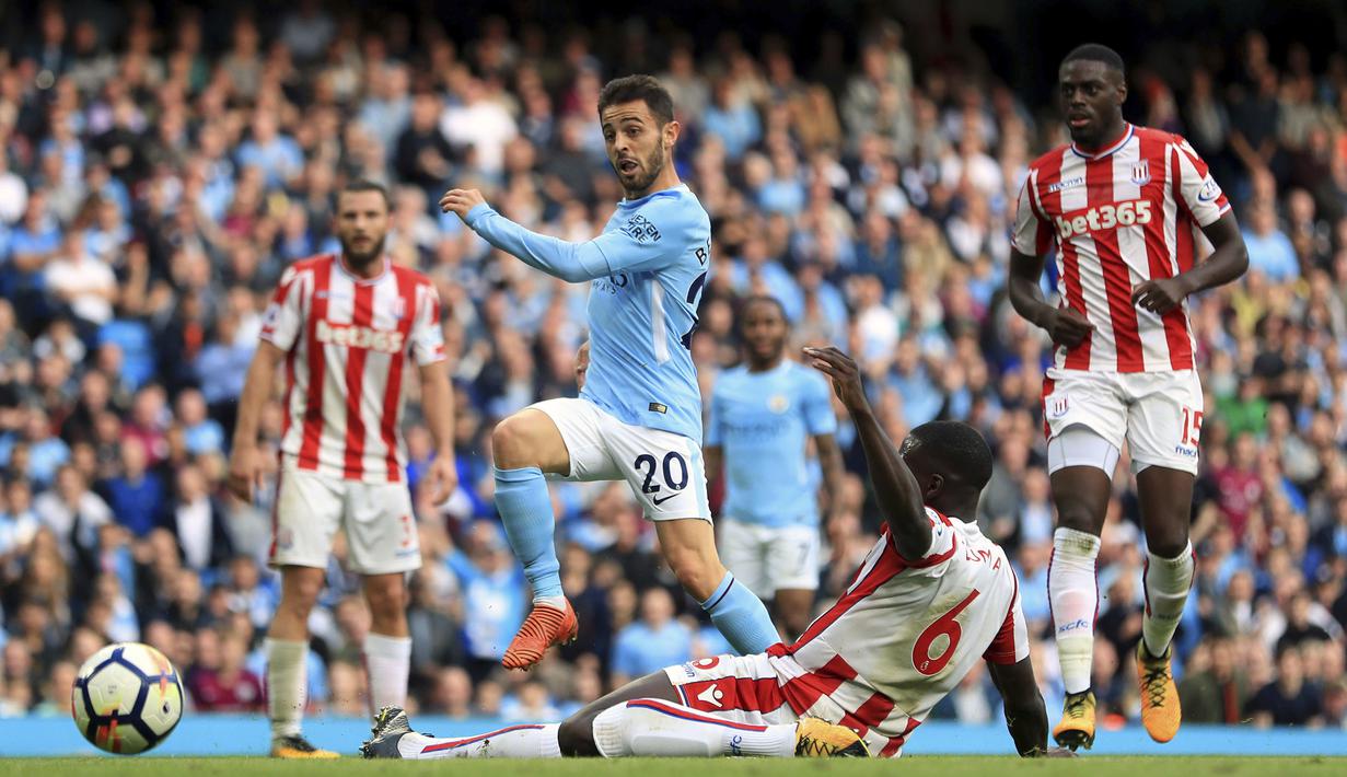 Aksi pemain Manchester City, Bernardo Silva saat mencetak gol ke gawang Stoke City pada lanjutan Premier League di Etihad Stadium, Manchester, (14/10/2017). City menang 7-2.  (Mike Egerton/PA via AP)