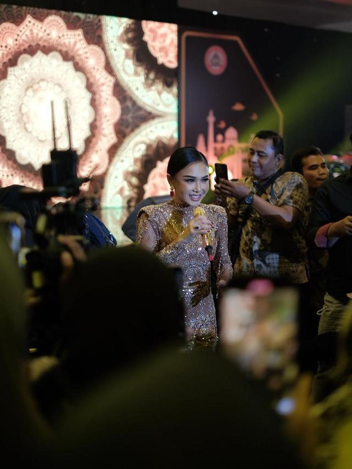 Potret Yuni Shara Pakai Dress Payet saat Manggung di Tegal, Cantik dan Menawan