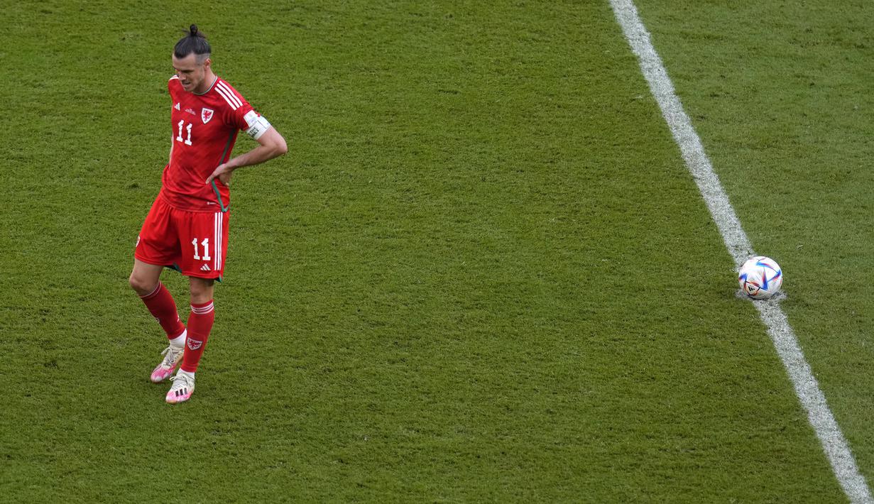 Bintang Timnas Wales, Gareth Bale, terlihat pasrah usai timnya dikalahkan Iran pada menit akhir. Kesempatan Wales lolos dari fase grup pun sangat kecil karena baru mengumpulkan satu poin dari dua laga yang sudah dijalani. (AP Photo/Manu Fernandez)