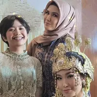 Lady Rocker Nicky Astria baru saja menggelar hajat, sang putri Zana Cobhita melangsungkan pernikahan dengan adat Sunda. [Foto: &nbsp;Zanacobhita/tmd]