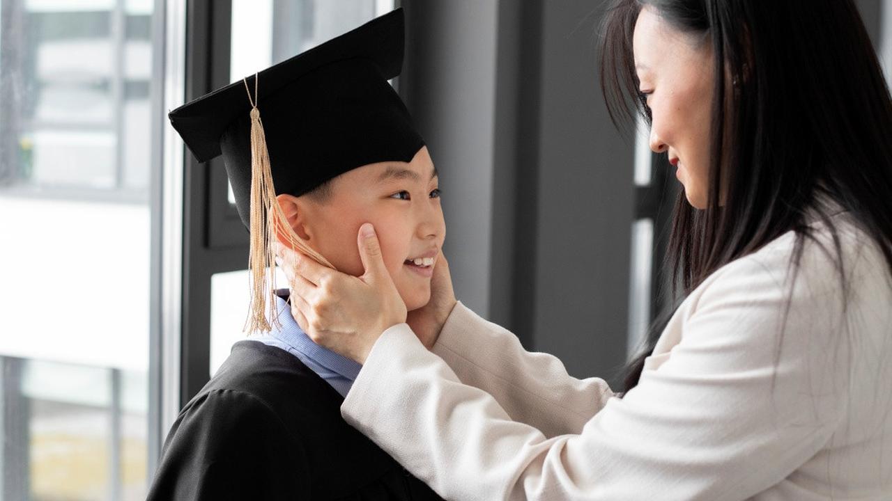 8 Rekomendasi Outfit Orang Tua untuk Datang ke Wisuda Anak TK, Tampil Sempurna Rayakan Kelulusan Si Kecil