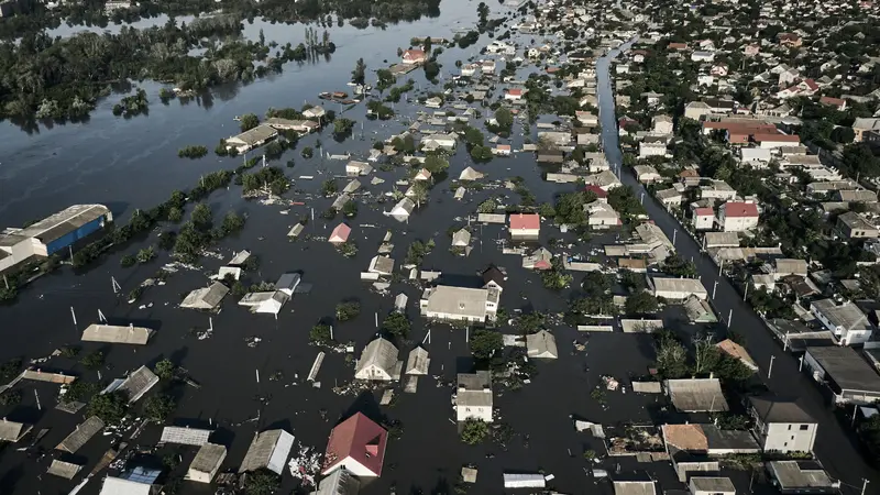 Banjir Akibat Hancurnya Bendungan Kakhovka Nyaris Tenggelamkan Atap Rumah Warga