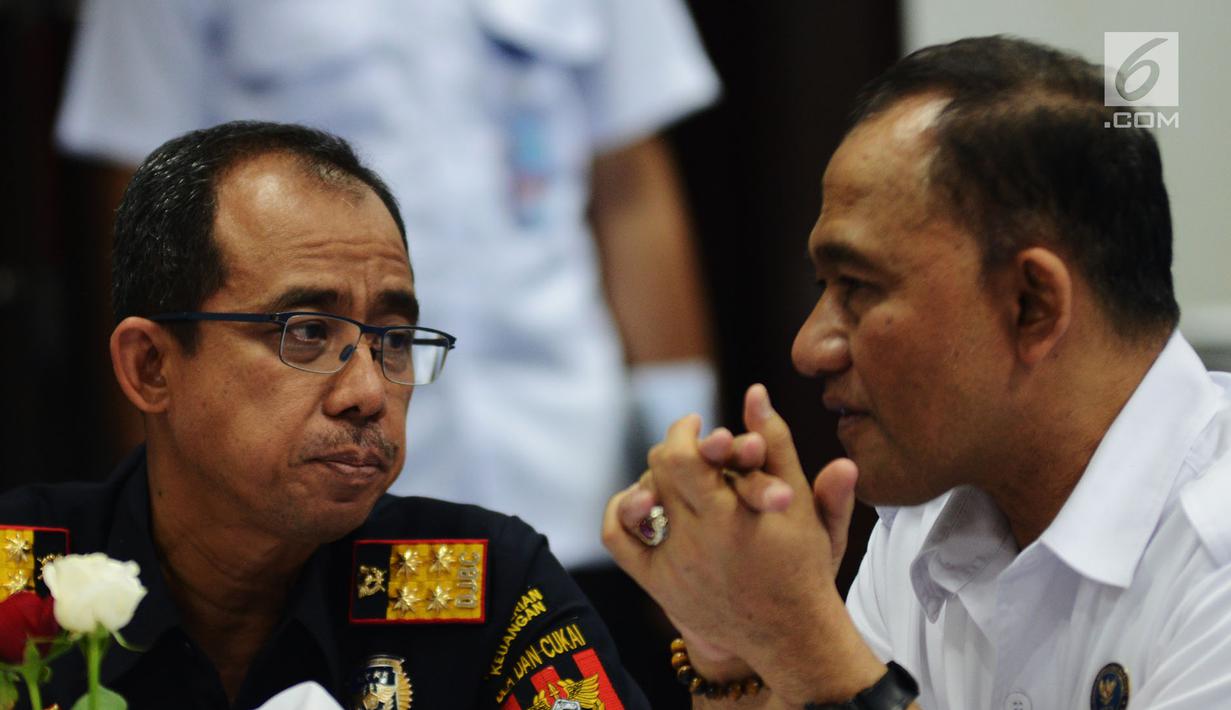 Kepala BNN Irjen Heru Winarko (kiri) berbincang dengan Direktur Jenderal Bea dan Cukai Kementerian Keuangan, Heru Pambudi saat acara rilis akhir tahun 2018 BNN di gedung BNN, Jakarta, Kamis (20/12). (Merdeka.com/Imam Buhori)