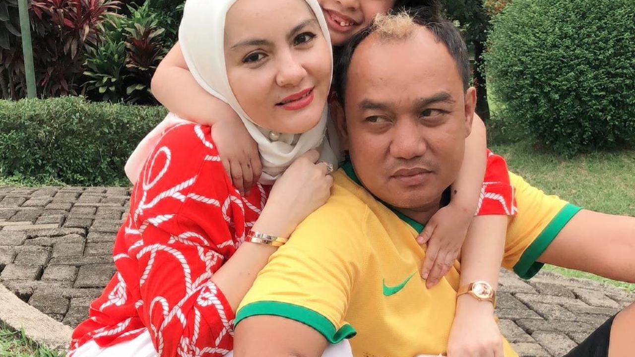 7 Potret Istri Kedua Aziz Gagap, Punya Gaya Modis dan Akrab dengan Istri Pertama
