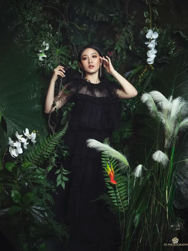6 Pemotretan Natasha Wilona Bertema 'Secret Black Forest', Memukau