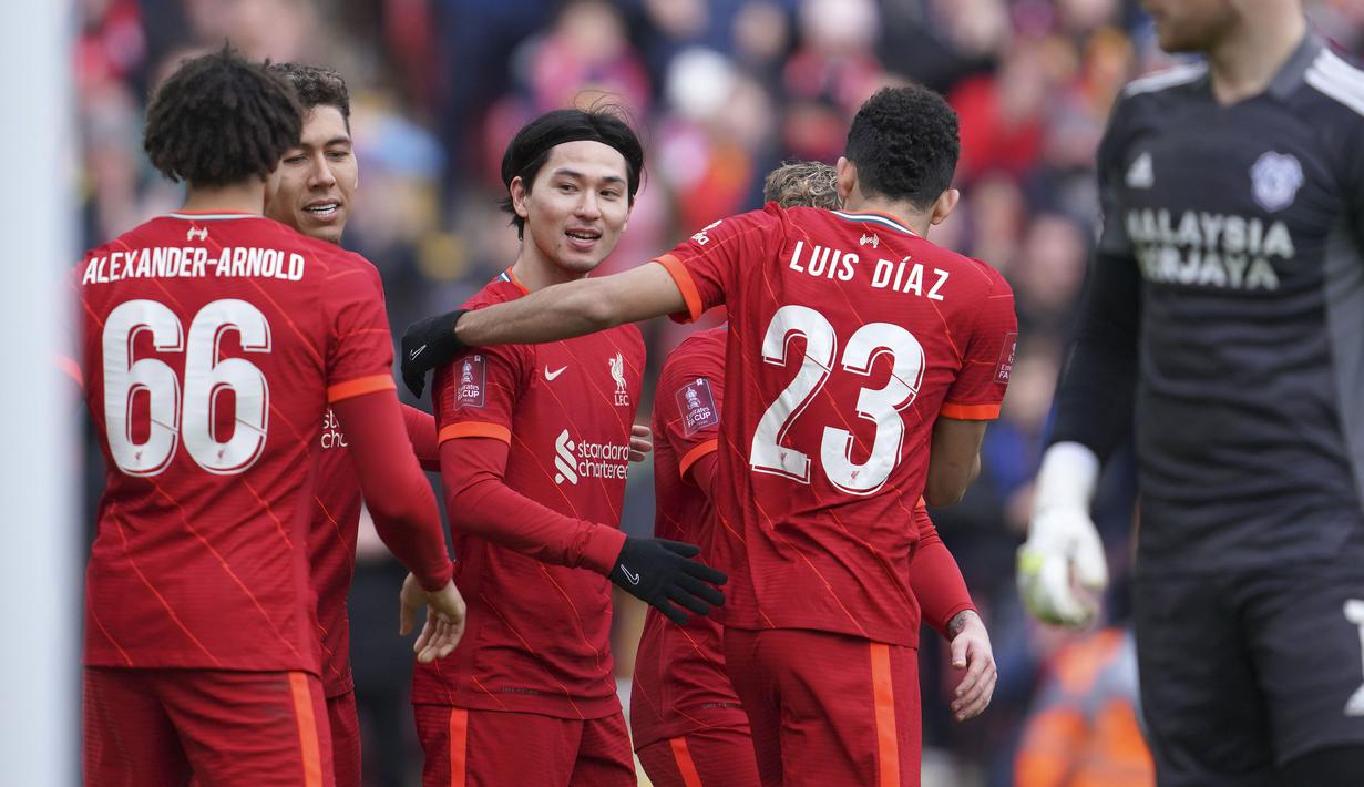 Sepuluh menit berselang, Takumi Minamino membubuhkan namanya pada papan skor. Pemain asal Jepang tersebut sukses memanfaatkan assist dari Diogo Jota. (AFP/Jon Super)