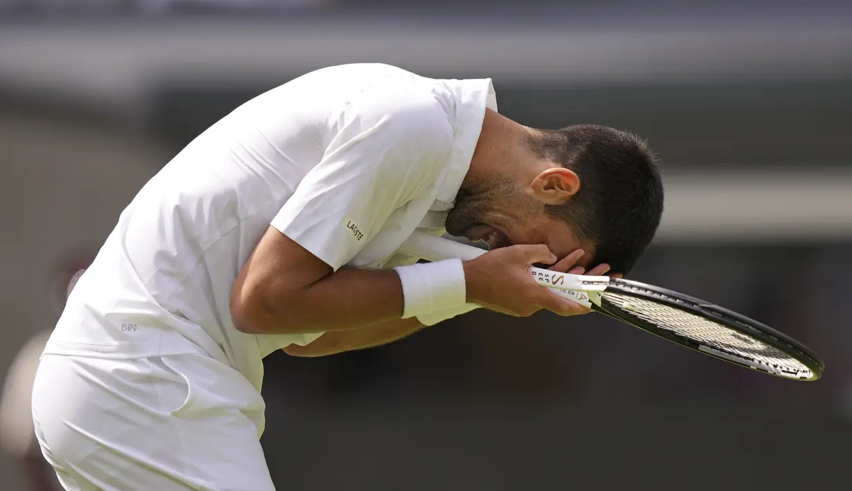 Petenis Serbia Novak Djokovic bereaksi saat melawan petenis Polandia Hubert Hurkacz dalam pertandingan tunggal putra putaran keempat turnamen Wimbledon di London, Senin (10/7/2023). (AP Photo/Alberto Pezzali)