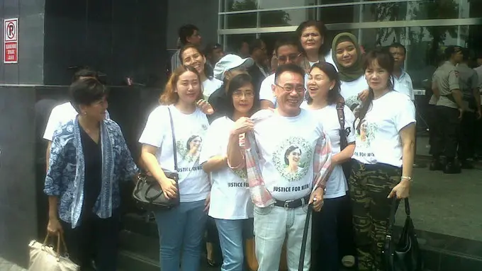 Pendukung Mirna dan Jessica Saling Teriak