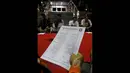 Sejumlah masyarakat menggelar istighosah di halaman Gedung KPK, Jakarta, Minggu (1/2/2015). Tampak selembar kertas doa sedang dibaca saat istighosah sebagai bentuk dukungan kepada Komisi Pemberantasan Korupsi (KPK)‎. (Liputan6.com/Andrian M Tunay)