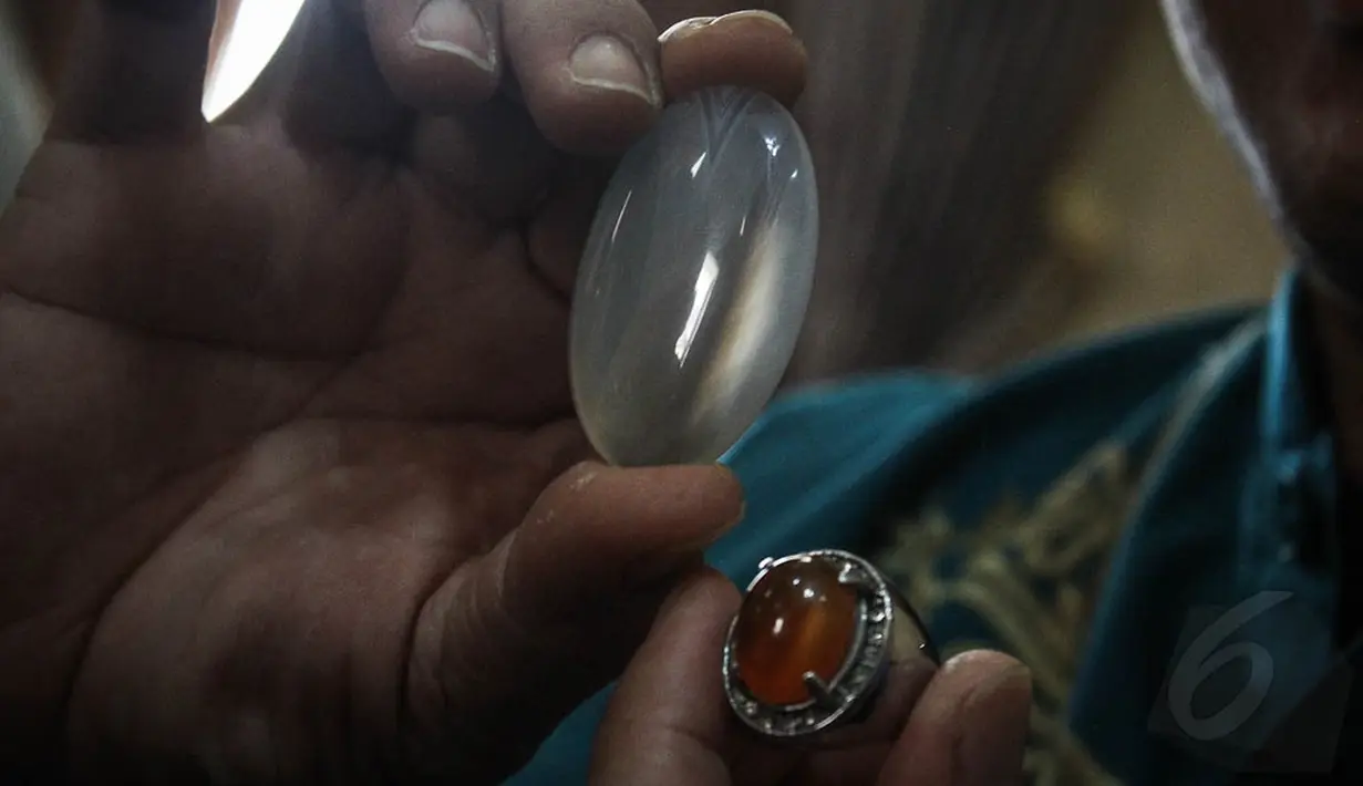 Batu akik ini dipercaya sebagian masyarakat mempunyai aura mistis dan khasiat tertentu, Sumatera Selatan, (10/10/14). (Liputan6.com/Faizal Fanani) 