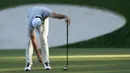 Ekspresi kecewa pegolf Irlandia Utara, Rory McIlroy setelah gagal melakukan putt (pukulan yang digunakan untuk menyelesaikan hole) ke hole ke-13 pada putaran kedua turnamen Golf Masters 2024 di Augusta National Golf Club, Agusta, Georgia, Jumat (12/04/2024). (AP Photo/David J. Phillip)
