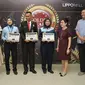 Tiga karyawan frontliner Lippo Mall Puri mendapat penghargaan atas etos kerja dan kejujuran mereka. (Foto: Istimewa)