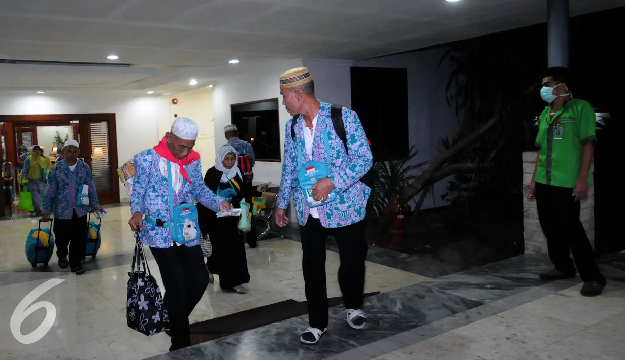 Beberapa jamaah Haji Indonesia embarkasi DKI Jakarta keluar dari ruang imigrasi di Bandara Halim Perdanakusuma Jakarta, Selasa (29/9/2015). Sebanyak 440 jamaah dengan tiba sekitar pukul 18.30 WIB. (Liputan6.com/Helmi Fithriansyah)