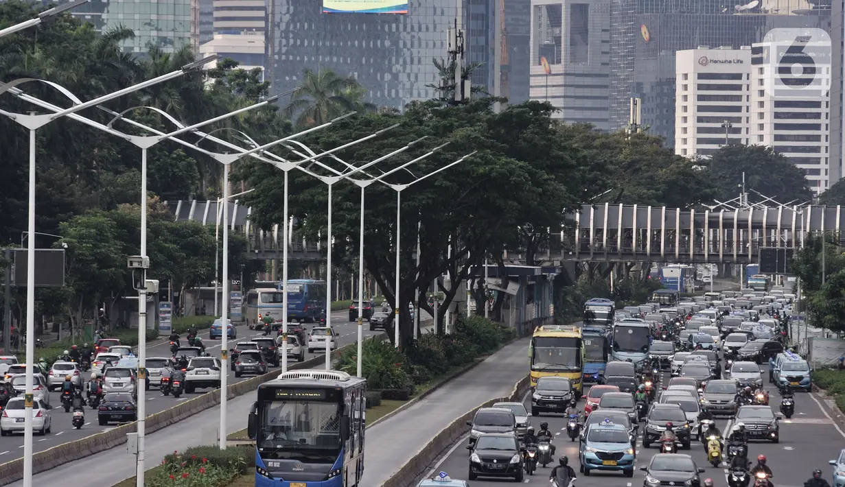 Suasana kendaraan terjebak macet di Jalan Sudirman, Jakarta, Selasa (9/6/2020). Masa PSBB Transisi yang memperbolehkan karyawan di perkantoran kembali bekerja menyebabkan ruas jalan Ibu Kota kembali macet dan semrawut saat jam pulang kerja. (merdeka.com/Iqbal S Nugroho)