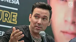 Pemeran Power Ranger Hijau, Jason Frank memberi keterangan saat jumpa pers Indonesia Comic Con 2017 di kawasan Thamrin, Jakarta, Kamis (26/10). Frank tercatat sebagai aktor terlama yang bermain dalam serial power ranger. (Liputan6.com/Herman Zakharia)