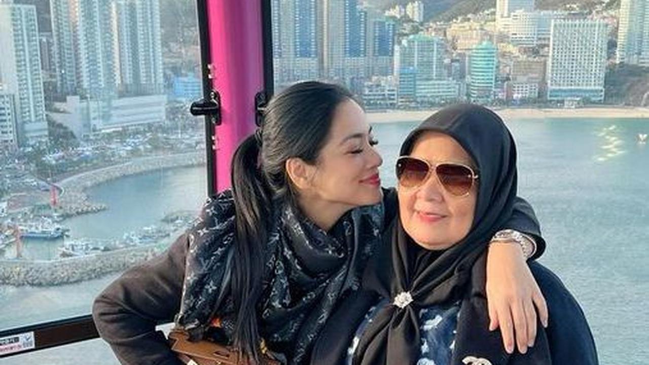 10 Momen Titi Kamal Ajak Ibunda Jalan-jalan ke Korea Selatan, Netizen 'Paling Bahagia Menyenangkan Orang Tua