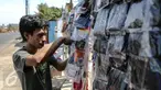 Pedagang saat menyiapkaan barang dagangannya di kawasan Kali Malang, Jakarta, Selasa (14/7/2015). Meskipun mendekati lebaran, omset mereka malah menurun.(Liputan6.com/Faizal Fanani)