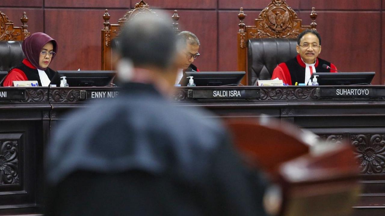 Angga menilai, hak rakyat Indonesia adalah memilih pemimpinnya secara jujur, adil, langsung, umum, bebas, dan rahasia, tanpa adanya intervensi dari pihak manapun.&nbsp;