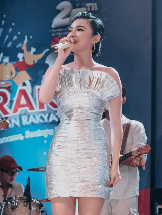Wika Febrina Putri atau yang populer dengan nama Wika Salim saat menghibur penonton. Ia tampil cantik dan seksi dengan busana yang dikenakan. (Instagram/wikasalim)