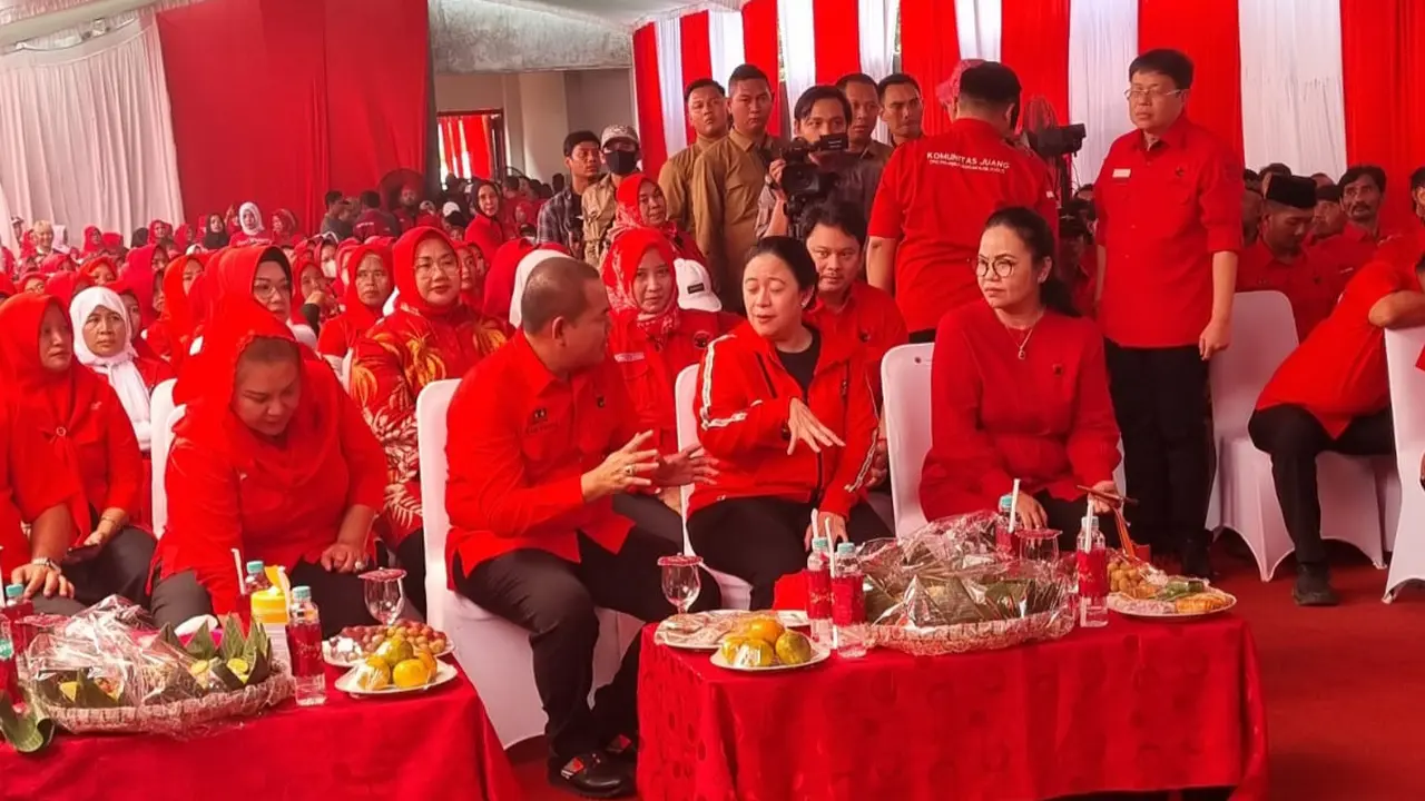 Ketua DPC PDIP Kudus Masan berbincang dengan Ketua DPP PDIP Puan Maharani. (Liputan6.com/Arief Pramono)