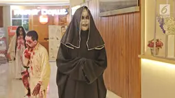 Cosplay Valak berada di pusat perbelanjaan kawasan Sudirman, Jakarta, Selasa (31/10). Salah satu pusat perbelanjaan di kawasan Sudirman menghadirkan 3 cosplay, Zombie, Kuntilanak dan valak merayakan hari Halloween. (Liputan6.com/Herman Zakharia)