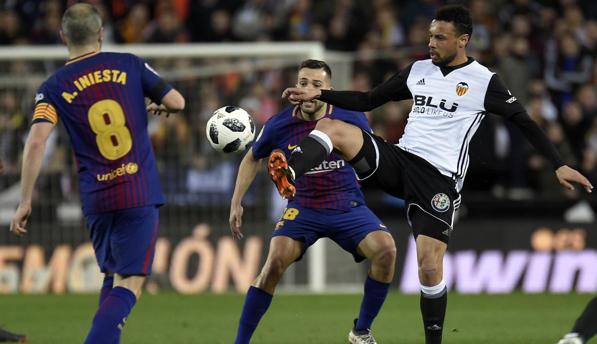 Bek Barcelona, Jordi Alba, berebut bola dengan gelandang Valencia, Francis Coquelin, pada laga leg kedua semifinal Copa del Rey di Stadion Mestalla, Kamis (8/2/2018). Barcelona menang 2-0 atas Valencia. (AFP/Jose Jordan)