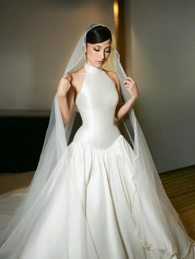 Jennifer Coppen Tampil Modern dengan Gaun Halterneck di Resepsi Pernikahan Bali, Dipadukan Veil 4 Meter yang Dramatis