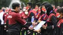 <p>Presiden Joko Widodo (kiri) berjabat tangan atlet saat upacara penyerahan bonus atlet SEA Games ke-31 Vietnam di Halaman Istana Merdeka, Jakarta, Senin (13/6/2022). Presiden menyerahkan total bonus kepada seluruh atlet sebesar Rp130,5 Miliar sementara untuk pelatih dan asisten pelatih sebesar Rp32 Miliar. (FOTO: Lukas - Biro Pers Sekretariat Presiden)</p>