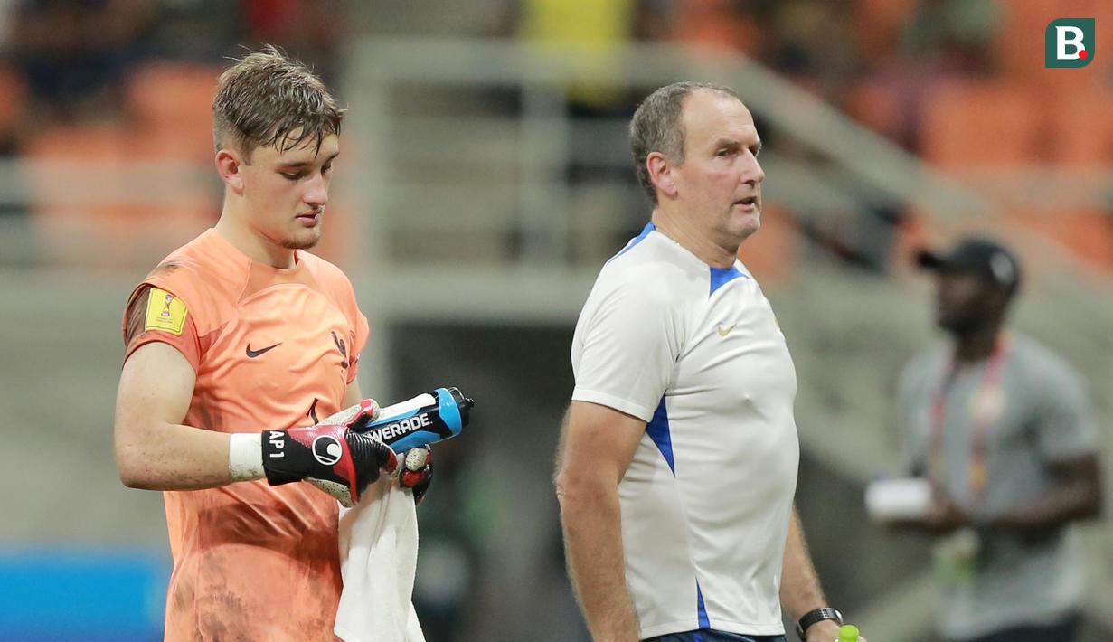 Kiper Timnas Prancis U-17, Paul Argney, melihat contekan di botol minumannya saat adu penalti melawan Senegal U-17 pada babak 16 besar Piala Dunia U-17 2023 di Jakarta International Stadium (JIS), Rabu (22/11/2023). (Bola.com/M Iqbal Ichsan)