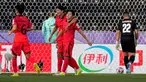 Pemain Korea Selatan Lee Kang In (ketiga dari kiri) merayakan bersama rekan satu timnya setelah mencetak gol ke gawang Bahrain pada pertandingan sepak bola Grup E Piala Asia di Stadion Jassim Bin Hamad, Doha, Qatar, Senin (15/1/2024). (AP Photo/Thanassis Stavrakis)