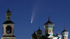 Komet Neowise atau C / 2020 F3 terlihat di belakang sebuah gereja Ortodoks di atas Turet, Belarus, 110 kilometer (69 mil) barat ibu kota Minsk, Selasa (14/7/2020) pagi. Bulan ini, komet Neowise melintasi tata surya bagian dalam untuk pertama kalinya dalam 6.800 tahun. (AP Photo/Sergei Grits)